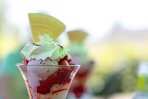 Eisbecher mit Erdbeeren, Sahne und Waffel in Auf Kengert, einem Ferienpark in Diekirch, Luxemburg.