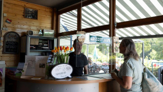 Reception del parco vacanze Auf Kengert a Diekirch, Lussemburgo, con ospite alla scrivania.