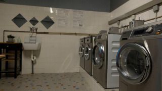 Lavanderia con moderne lavatrici presso il parco vacanze Auf Kengert a Diekirch, Lussemburgo.