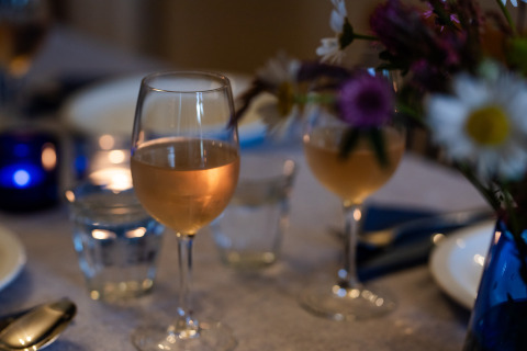 Tavolo elegante al Domaine La Barbe, Occitania, Francia, con calici di vino, candele e fiori.