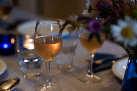 Sfeervolle eettafel in Domaine La Barbe, Occitanië, Frankrijk, met wijnglazen, kaarsen en bloemen.