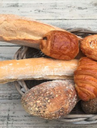 Cestino con baguette, croissant e panini freschi, una delle attrazioni del Camping Le Clou in Francia.