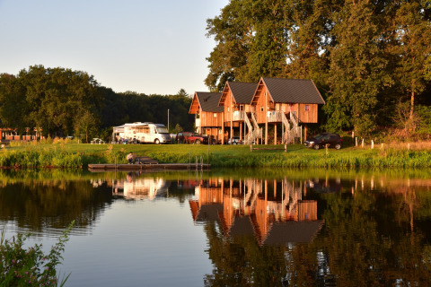 Panoramica del parco e delle case sugli alberi dall'acqua - De Koeksebelt - Ommen, Overijssel, Paesi Bassi
