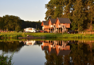 Panoramica del parco e delle case sugli alberi dall'acqua - De Koeksebelt - Ommen, Overijssel, Paesi Bassi