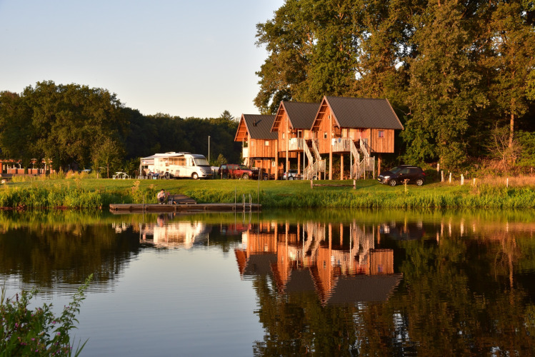 Übersicht Park und Baumhäuser vom Wasser aus - De Koeksebelt - Ommen, Overijssel, Niederlande