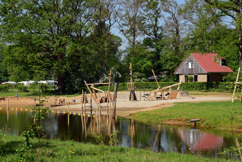 Banco Vecht y barco pirata - De Koeksebelt - Ommen, Overijssel, Países Bajos