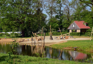Banco Vecht y barco pirata - De Koeksebelt - Ommen, Overijssel, Países Bajos