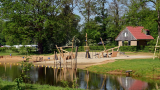 Banco Vecht y barco pirata - De Koeksebelt - Ommen, Overijssel, Países Bajos