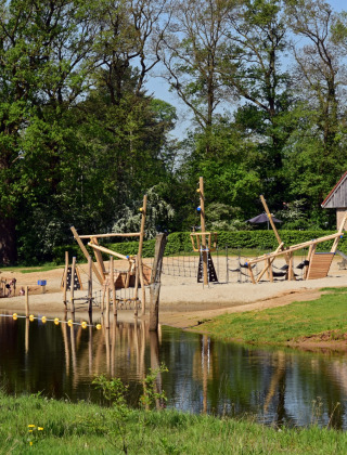 Vechtoever en piratenschip - De Koeksebelt - Ommen, Overijssel, Nederland