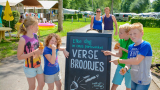 Parkshop frischer Brötchenteller - Beter Uit Holiday Park Walsdorf - Tandel, Vianden, Luxemburg