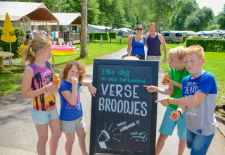 Parkshop frischer Brötchenteller - Beter Uit Holiday Park Walsdorf - Tandel, Vianden, Luxemburg