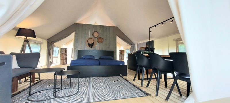 Interieur van een luxe safaritent op Beloofde Land in Nederland, voorzien van moderne inrichting.