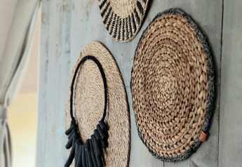 Decorazioni intrecciate appese in una tenda safari al Beloofde Land, Paesi Bassi.