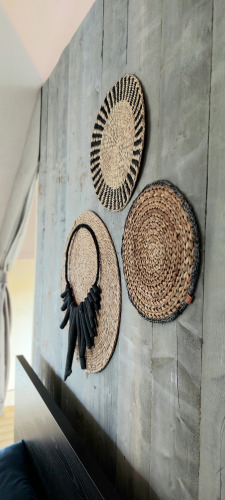 Decoraciones tejidas en la pared dentro de una tienda safari en Beloofde Land, Países Bajos.