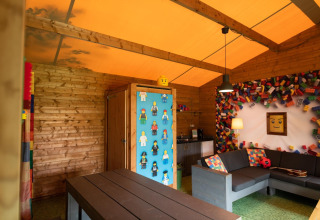 Interior view of the Lego huisje safari tent at Beloofde Land in the Netherlands with Lego-themed decor.