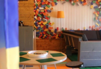 Innenraum eines Safari-Zeltes mit LEGO-Thema, bunten Steinen und Tischen, Lego huisje, Beloofde Land, Niederlande.