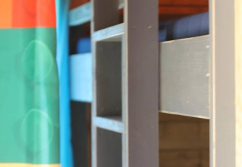 Ein Foto von einem Etagenbett und einem bunten Duschvorhang im Safari-Zelt Lego huisje im Beloofde Land.