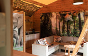 Binnenkant van een safaritent in Jungle huisje, Beloofde Land, Nederland, met dierenkussens en knuffels.