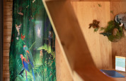 Innenraum des Safari-Zeltes Jungle huisje im Beloofde Land, Niederlande, mit Dschungelvorhang und Tierdeko.