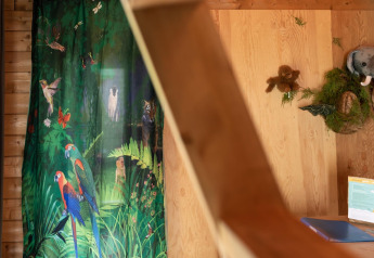 Innenraum des Safari-Zeltes Jungle huisje im Beloofde Land, Niederlande, mit Dschungelvorhang und Tierdeko.