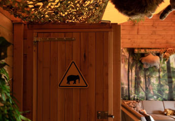 Interior de una tienda safari en Jungle huisje, Beloofde Land, Países Bajos, con decoración selvática.