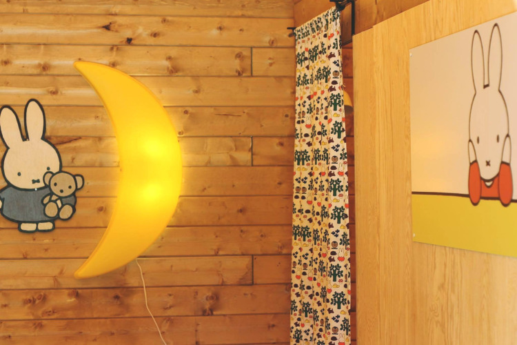 Décor enfantin du Konijntje huisje au Beloofde Land, Pays-Bas, avec décor Miffy et lampe en croissant de lune.