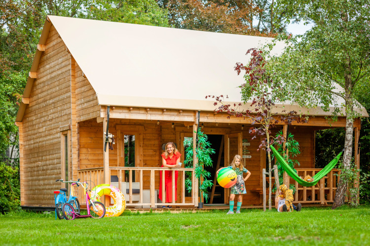 Famille profitant du safari-tente Konijntje huisje au Beloofde Land aux Pays-Bas, enfants qui jouent.