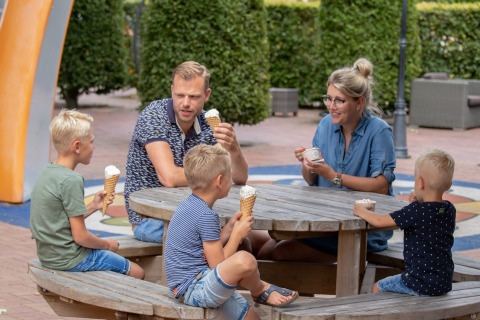 Familie mit Eiscreme auf der Terrasse - Noetselerberg - Nijverdal, Overijssel, Niederlande