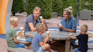 Familia con helado en la terraza - Noetselerberg - Nijverdal, Overijssel, Países Bajos