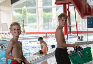 Kinder im Pool - Noetselerberg - Nijverdal, Overijssel, Niederlande