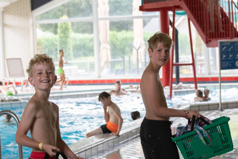 Enfants dans la piscine - Noetselerberg - Nijverdal, Overijssel, Pays-Bas