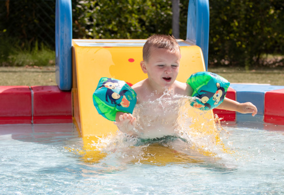 Niño en piscina infantil al aire libre - Noetselerberg - Nijverdal, Overijssel, Países Bajos