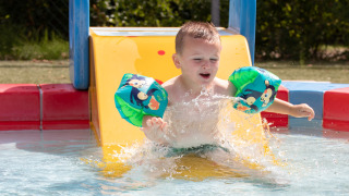 Kindje in peuterbad buiten - Noetselerberg - Nijverdal, Overijssel, Nederland