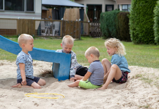 Kinder im Sandkasten auf dem Feld - Noetselerberg - Nijverdal, Overijssel, Niederlande