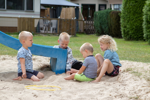 Kindjes in zandbak op veld - Noetselerberg - Nijverdal, Overijssel, Nederland