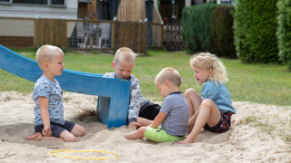 Niños en un arenero en el campo - Noetselerberg - Nijverdal, Overijssel, Países Bajos