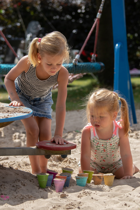 Mädchen auf dem Spielplatz - Noetselerberg - Nijverdal, Overijssel, Niederlande