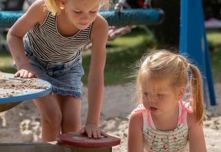 Mädchen auf dem Spielplatz - Noetselerberg - Nijverdal, Overijssel, Niederlande