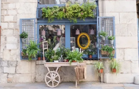 Vetrina pittoresca decorata con piante e fiori al Camping Begur in Catalogna, Spagna.