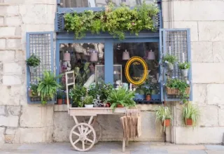 Encantador escaparate decorado con plantas y flores en Camping Begur, Cataluña, España.