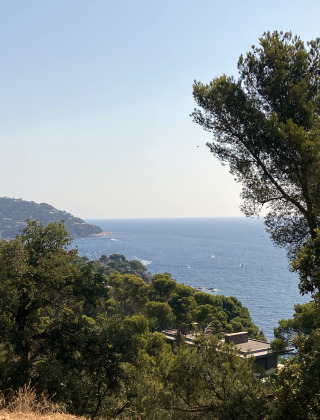 Udsigt over Middelhavet, frodige træer og bjerge ved Camping Begur, Catalonien, Spanien.