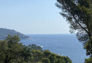 Vista sul Mar Mediterraneo, colline verdi e alberi dal Camping Begur in Catalogna, Spagna.