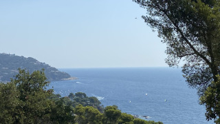 Vue sur la mer Méditerranée, verdure et collines au Camping Begur en Catalogne, Espagne.