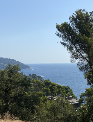 Udsigt over Middelhavet, frodige træer og bjerge ved Camping Begur, Catalonien, Spanien.