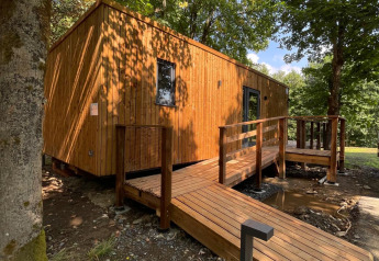 Ecolodge - Zorgtoegankelijk, cabane moderne en bois dans la forêt avec rampe accessible vers l’entrée.