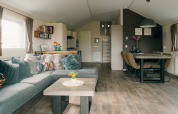 Stue med moderne møbler og spisebord i Veluwe lounge + sauna, Holiday park De Boshoek, Holland.