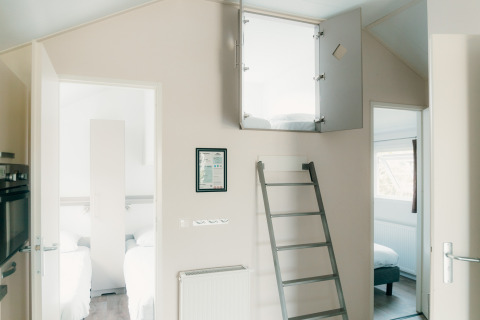 Innenaufnahme der Veluwe Lounge + Sauna Lodge im Ferienpark De Boshoek mit Leiter zu einem Hochbett.