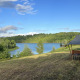 Glamping tent bij Domaine La Barbe in Frankrijk met zicht op een rustig meer en groene natuur.