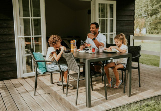 Huéspedes en la terraza del alojamiento - Camping Si-Es-An - Balkbrug, Overijssel, Países Bajos