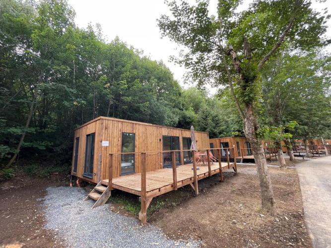 Trælodge med terrasse ved skovkanten på Ecolodge XXL TERRAS, Hameau de l'Ourthe, Belgien.